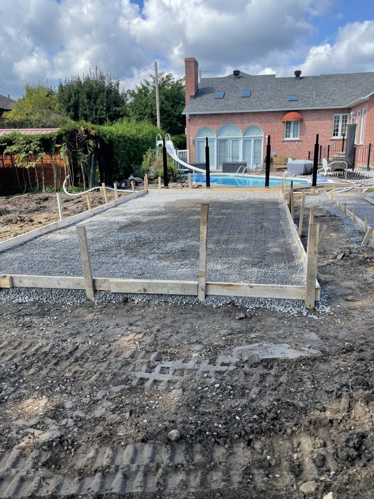 Concrete slab outside 1 forms Solage Solide